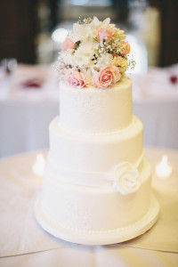 Simple-White-Wedding-Cake-With-Flower-Bouquet-Topper-600x900